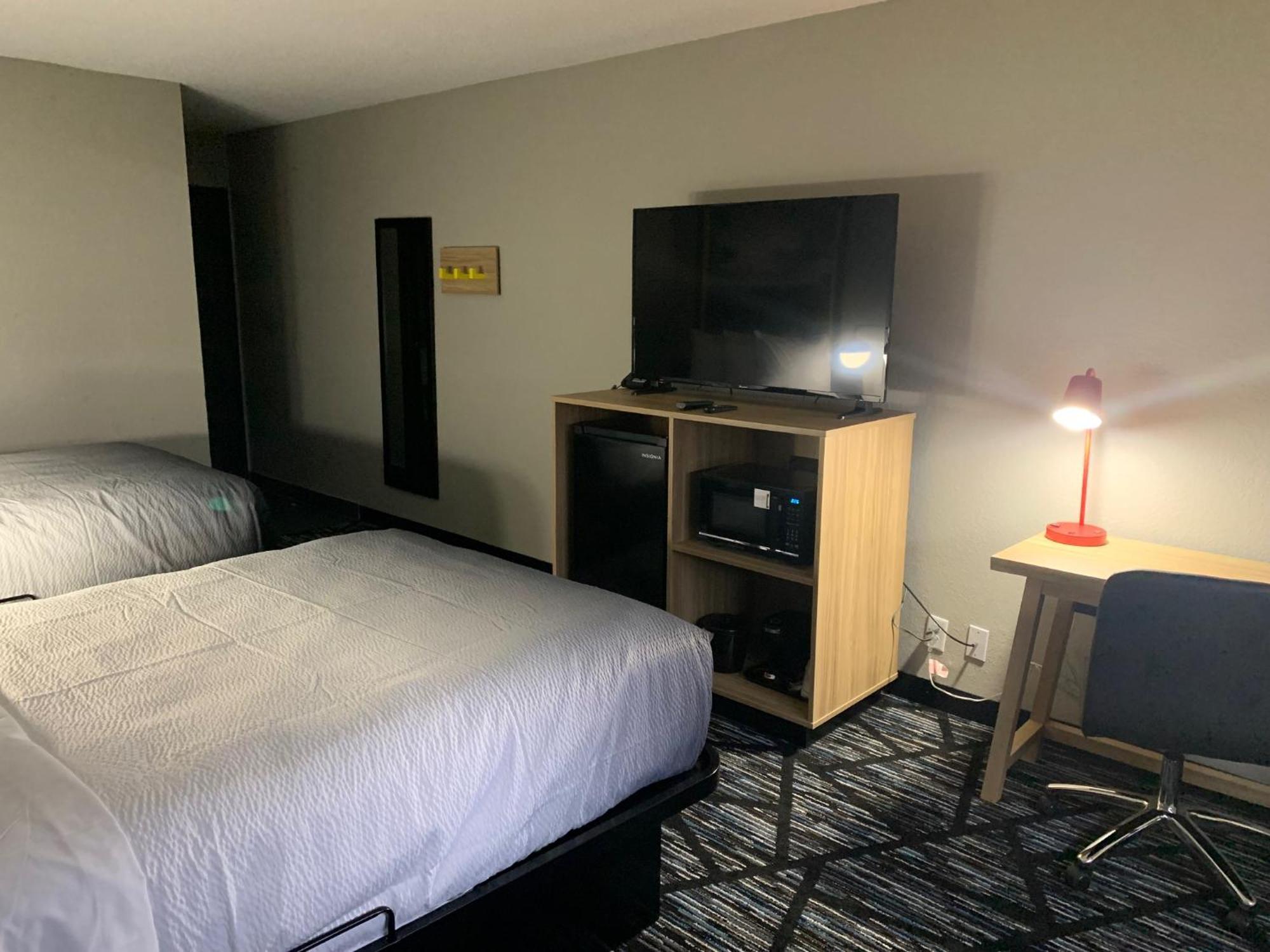 Super 8 By Wyndham Kirksville-University Area Екстериор снимка