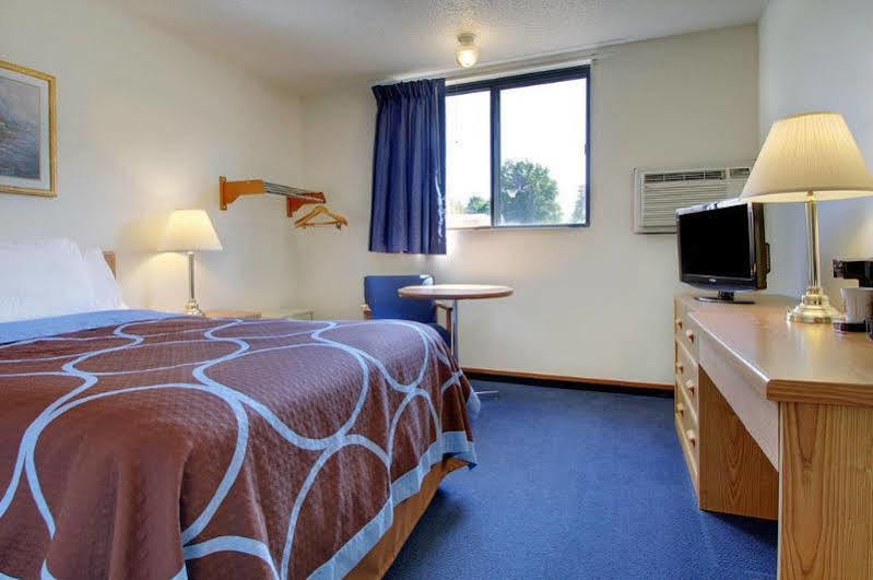 Super 8 By Wyndham Kirksville-University Area Екстериор снимка
