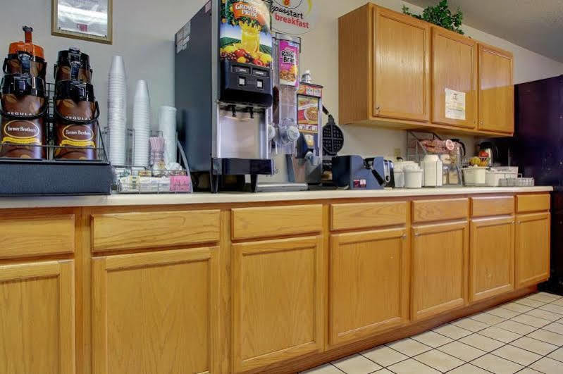 Super 8 By Wyndham Kirksville-University Area Екстериор снимка